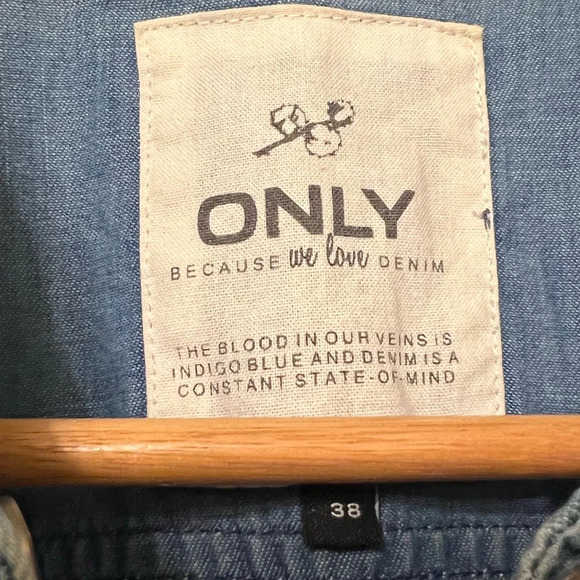 ONLY, Denim snap down Jean top. Size 8/medium - Picture 5 of 5